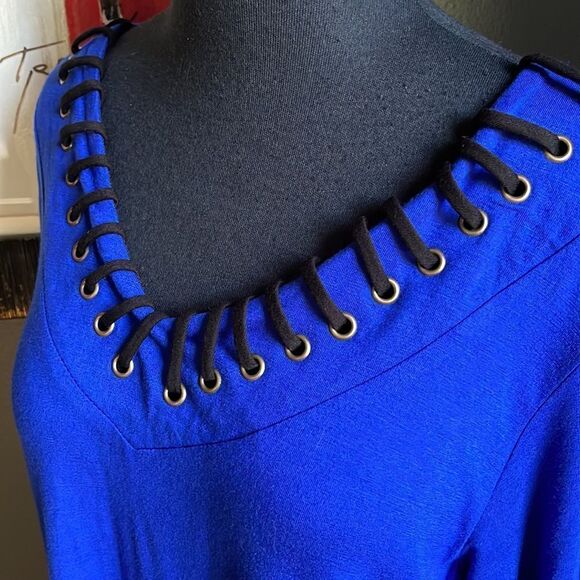 elimiNation royal blue laced V neckline stretch jersey knit tunic. NWT. Medium. - Picture 2 of 4